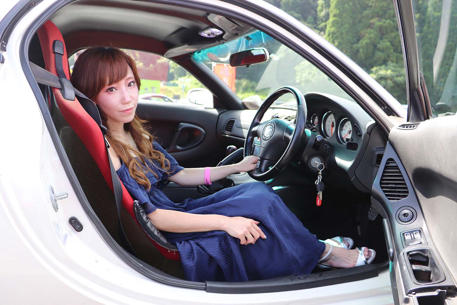 彼女のマツダ「RX-7」は175台限定の「タイプRZ」でした！ ドレス