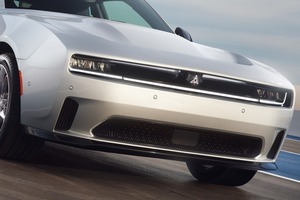 速すぎ！　史上初 "電動マッスルカー" 登場　EVでも「爆音」ダッジ・チャージャー　550馬力の直6版も