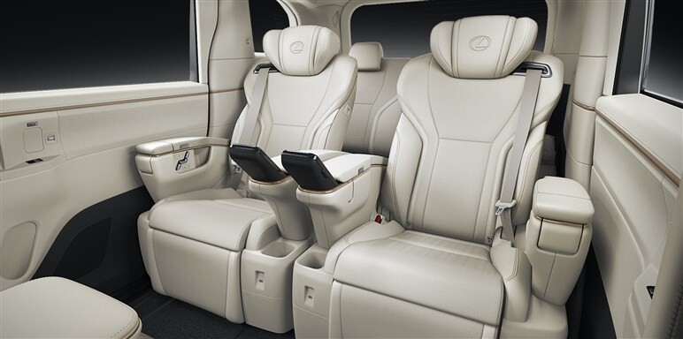 レクサスLM“3列6人乗り”ついに発売！ 4人乗りと何が変わった？ 1500万円でライバルは高級SUV