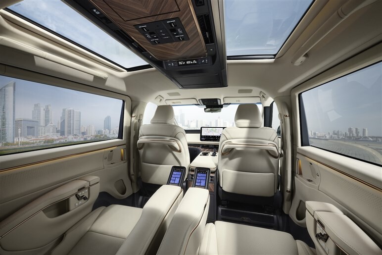 レクサスLM“3列6人乗り”ついに発売！ 4人乗りと何が変わった？ 1500万円でライバルは高級SUV