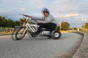 カブエンジンが唸る!! 魔改造3輪車でドリフト、ウィリー、360°スピン、片輪走行とスーパートリック連発!!