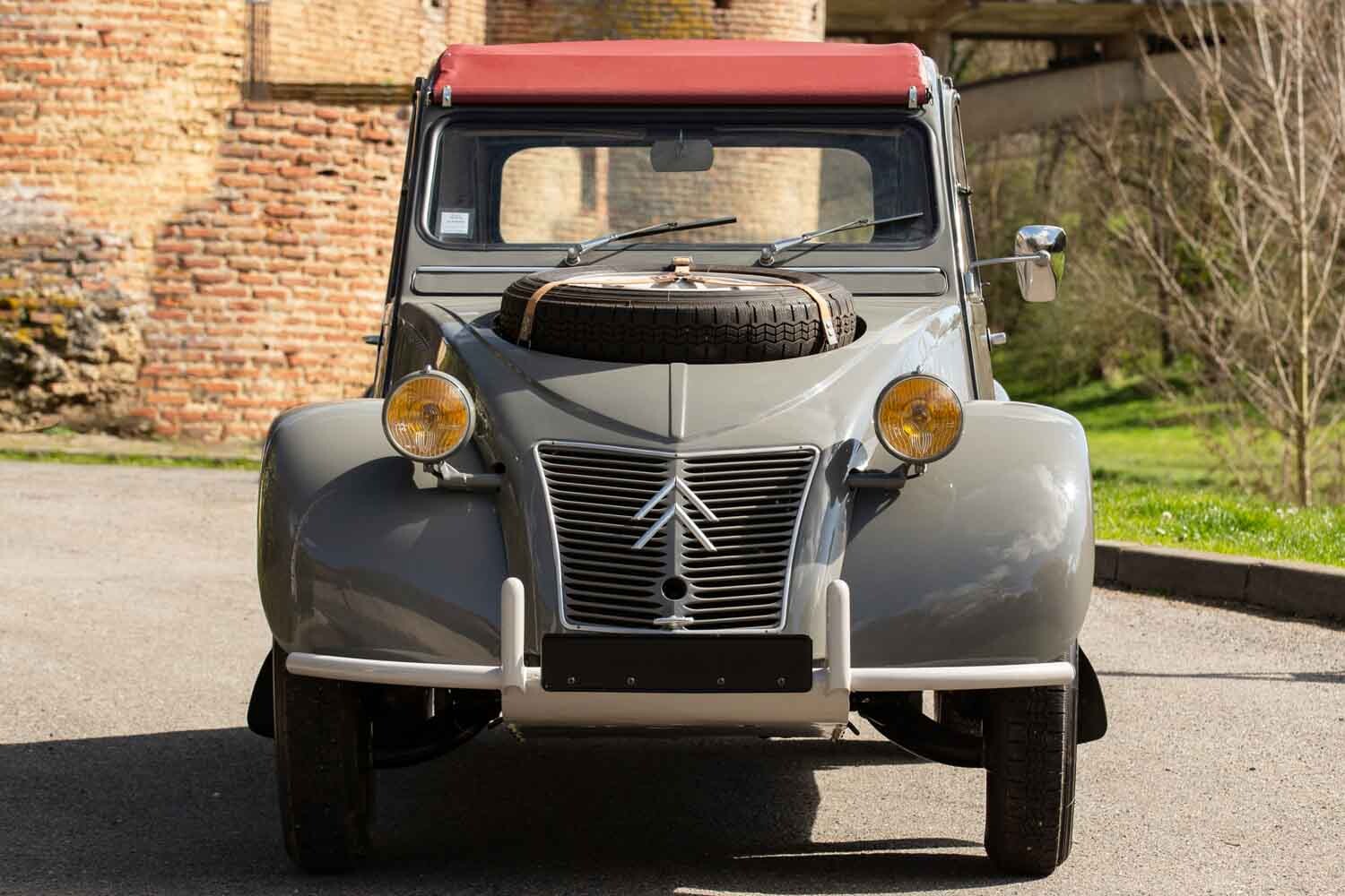 どうしてシトロエン「2CV」が2400万円も…!? エンジンを前後に2基