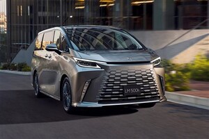レクサス「LM500h」が一部改良され違和感続出だった“スイッチの位置”がやっぱり直されていた！ 静粛性の向上にも注目