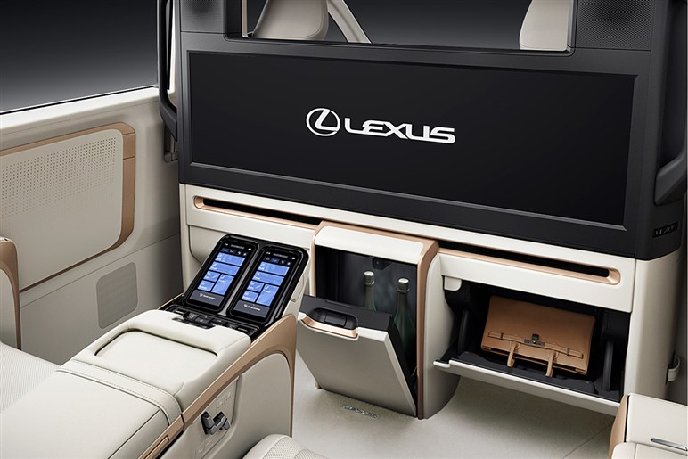 レクサス「LM500h」が一部改良され違和感続出だった“スイッチの位置”がやっぱり直されていた！ 静粛性の向上にも注目
