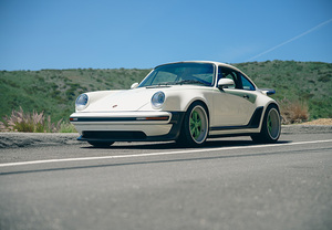 【スーパースポーツ試乗】価格２億オーバー！？ 「ポルシェ911リイマジンド・バイ・シンガー・クラシック・ターボ・サービス」という名のレストモッドモデルを知っていますか？