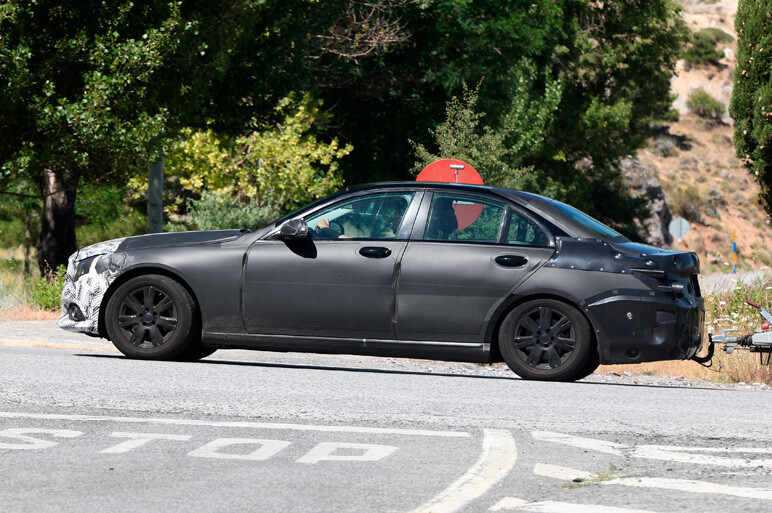 次期Cクラス、フロントフェイスの輪郭を捕えた