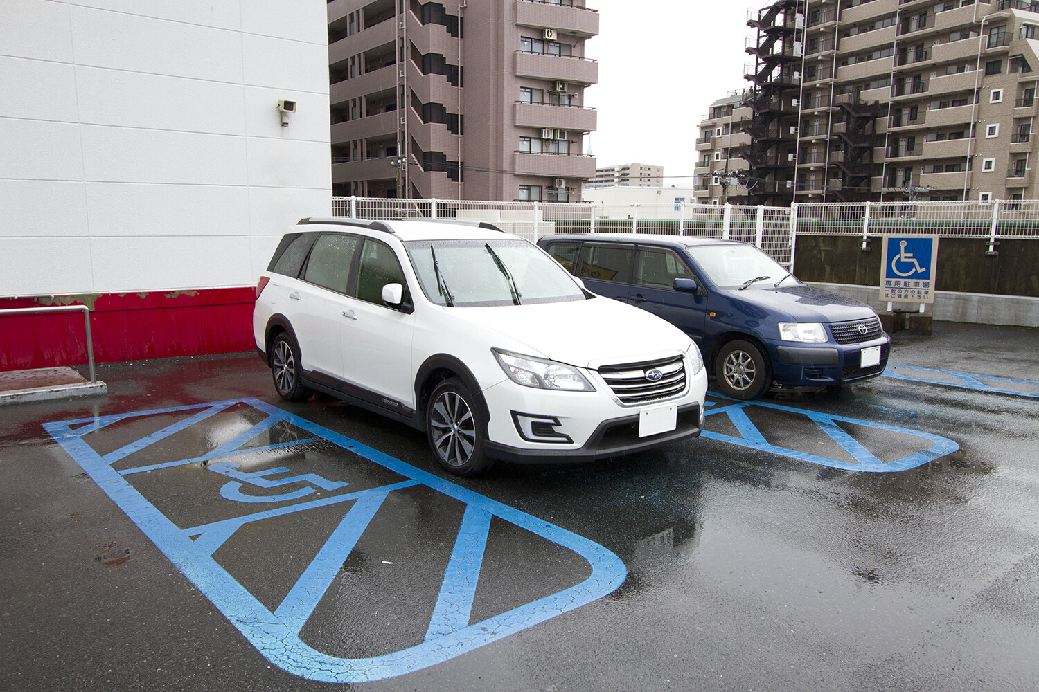 「心ない利用者」のために許可制度の導入まで！　車椅子マークの「駐車スペース」の正しい使い方とは