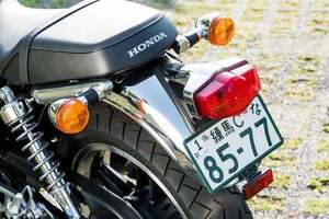 公道を走るバイクに必須となるパーツ!?  色や点滅間隔、角度にも注意が必要な「保安部品」とは？