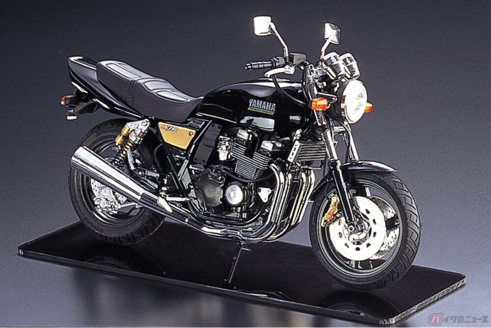 ハンドリングのヤマハが400cc空冷直4で勝負!! 1993年に登場した「XJR400」が1／12スケールのプラモデルとなって新登場