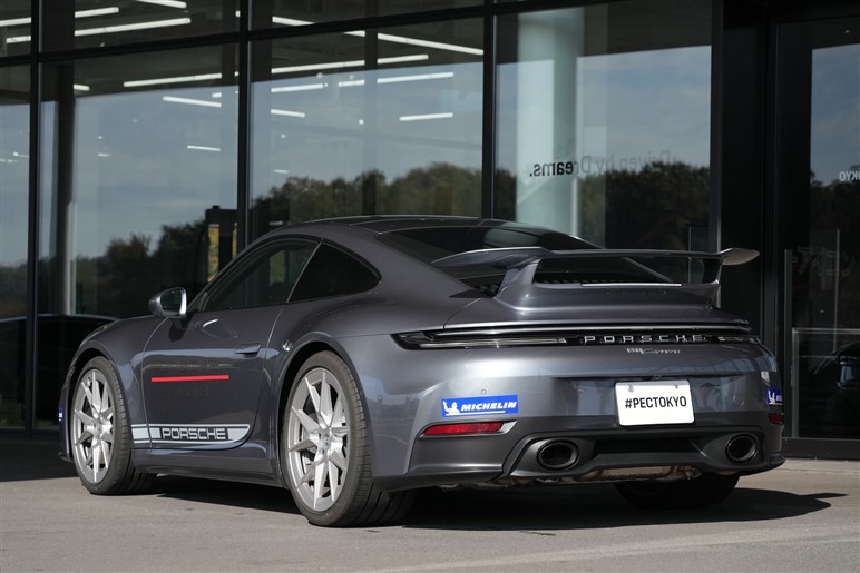最新こそ最良か？ 言葉を失うほどの性能に、間口の広さまで手にした新型「911」と「タイカン」をPEC東京で堪能した