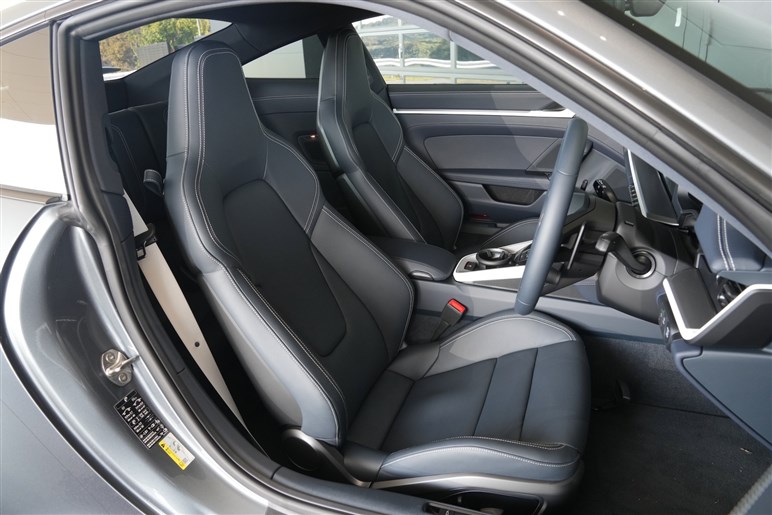 最新こそ最良か？ 言葉を失うほどの性能に、間口の広さまで手にした新型「911」と「タイカン」をPEC東京で堪能した