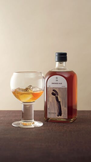小寺暁洋のステムグラスとmitosaya薬草園蒸留所の「199 SMOKED HUE」──連載：酒器と銘酒