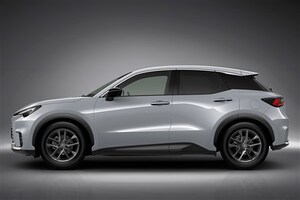 安くなって装備はどうなのよ？　レクサスの高級コンパクトSUV「LBX」の最安グレード（420万円）はアリなのか