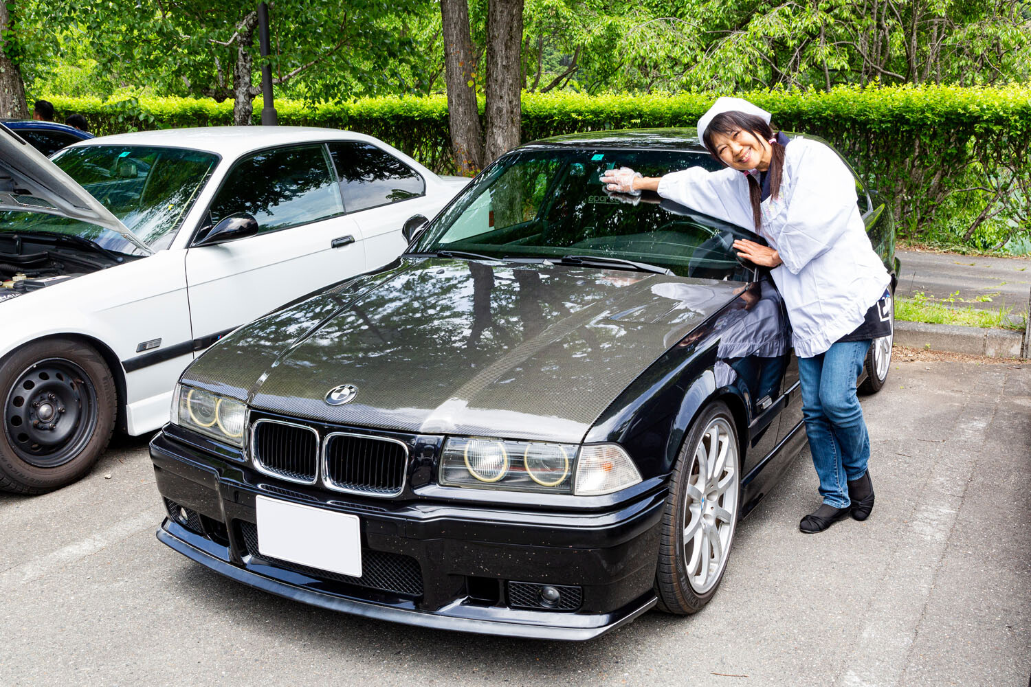 彼女のBMW「3シリーズ」はカーボンボンネット！「E36のしょうゆ顔が好き！ 乗ったら必ず磨いてます」