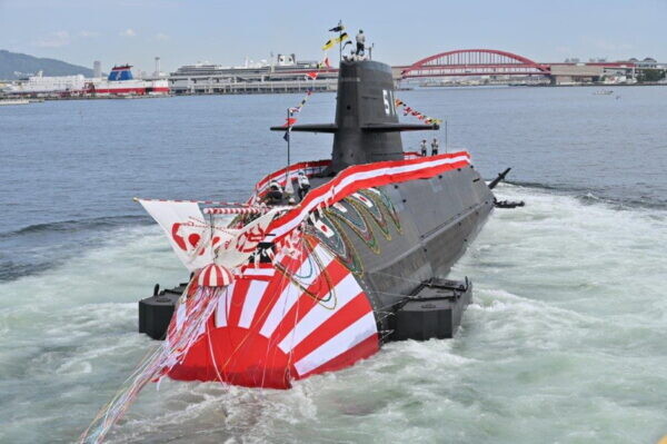 進水した「海自の最新潜水艦」が多数の船に囲まれた！ 神戸港ならではの“珍光景”が実現