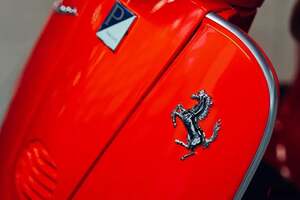 ひと目で分かる“赤”を纏った18年前の「ベスパ」がオークションに登場 限定7台 走行距離わずか542キロの極上“フェラーリ エディション”とは