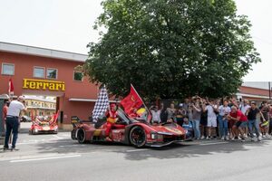 ル・マンの優勝トロフィーが58年ぶりにマラネロへ。フェラーリ、地元で499Pの凱旋パレードを実施