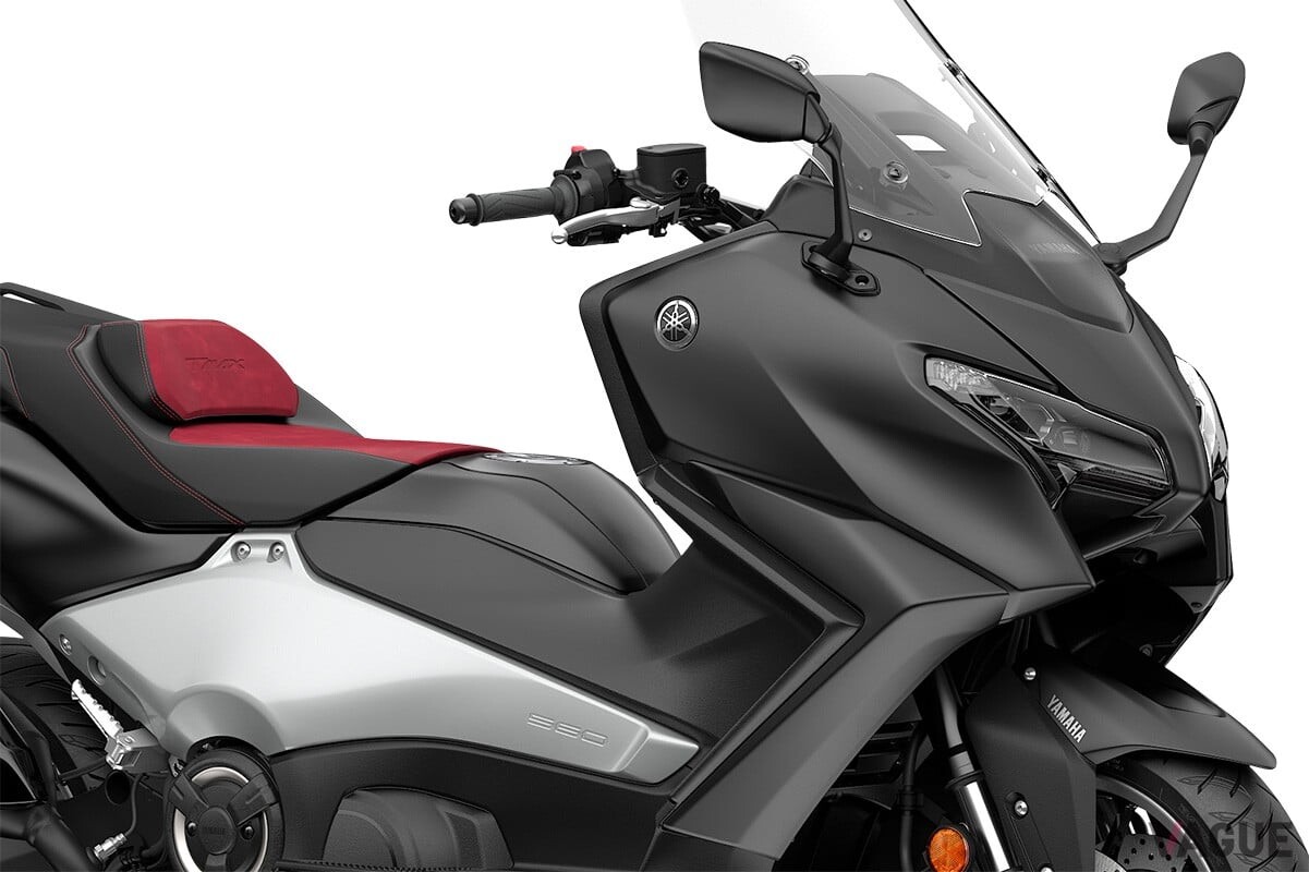 赤いシートがおしゃれ！ 大型スポーツスクーターのヤマハ「TMAX560」に誕生25周年記念モデルが登場！ 専用エンブレムが際立つ“スペシャル仕様”とは