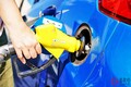 満タン後の「ちょい足し給油」なぜダメなの？ 知らずにやっていた「セルフ式ガソリンスタンド」での“NG行為”！ “給油する時の注意点”を元警察官が解説！