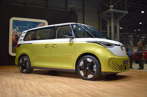 レトロな7人乗りミニバン　新型フォルクスワーゲン「ID.Buzz」　右ハンドルの英国価格発表