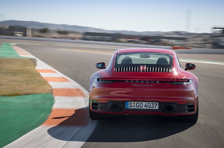 ポルシェ911の歴史とは異端のリアエンジンの弱点を克服することにある