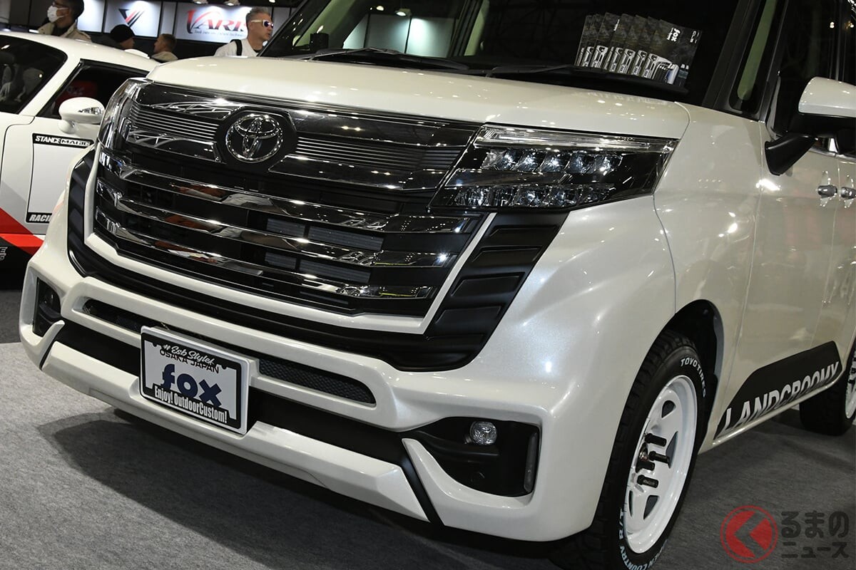 トヨタ「ルーミー」“ランクル顔”に変更できるカスタムパーツ登場！ 車