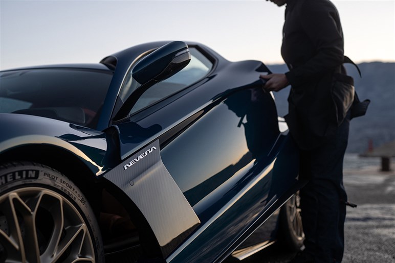 ポルシェも惚れ込む1914馬力、3億円超えのEVスーパーカー「リマック ネヴェーラ」のとんでもない実力とは？