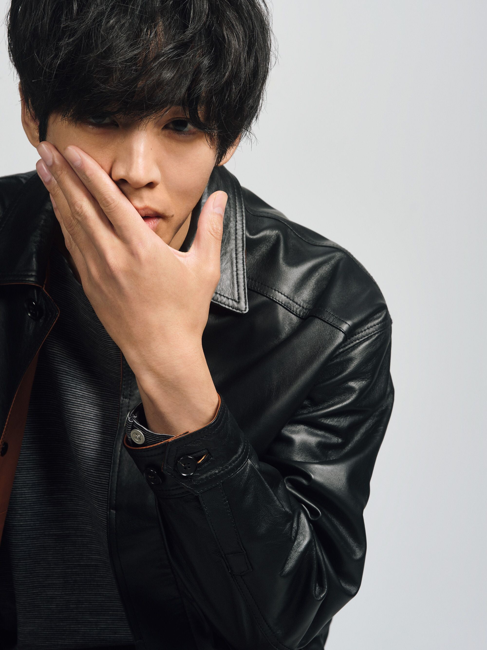 松坂桃李、俳優を生きるということ──映画『父と僕の終わらない歌』は5月23日公開