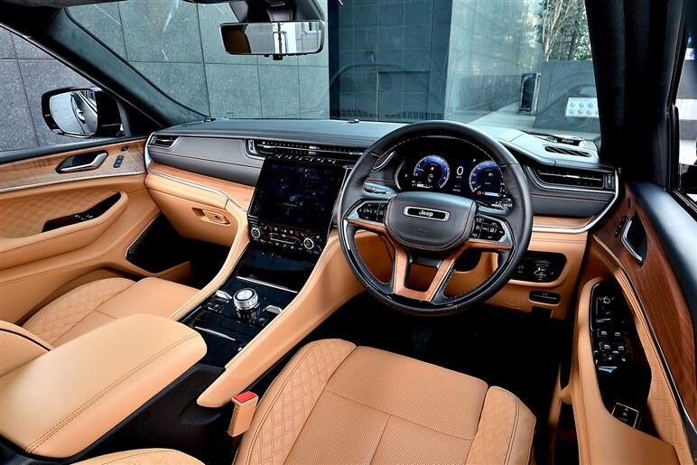 10年ぶり登場の新型グランドチェロキーは700万円台後半～1000万円の高級SUVに超進化！ アルファードの豪華グレードもライバルか!?