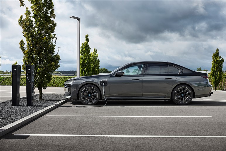 BMW新型「X5」は二刀流！ V8の「M60」とPHVの「M60e」、2つの“Mパフォーマンス”あなたはどちら派？