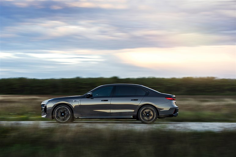 BMW新型「X5」は二刀流！ V8の「M60」とPHVの「M60e」、2つの“Mパフォーマンス”あなたはどちら派？