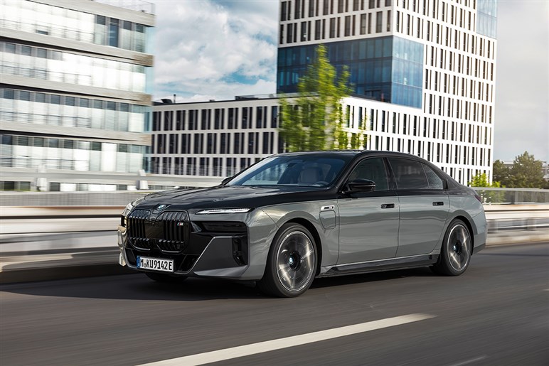 BMW新型「X5」は二刀流！ V8の「M60」とPHVの「M60e」、2つの“Mパフォーマンス”あなたはどちら派？