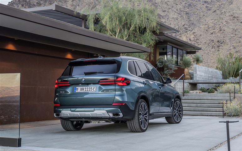 BMW新型「X5」は二刀流！ V8の「M60」とPHVの「M60e」、2つの“Mパフォーマンス”あなたはどちら派？