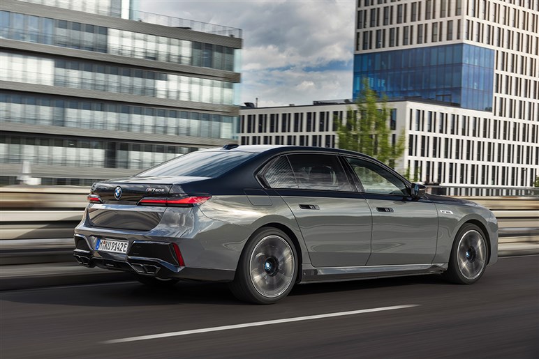 BMW新型「X5」は二刀流！ V8の「M60」とPHVの「M60e」、2つの“Mパフォーマンス”あなたはどちら派？