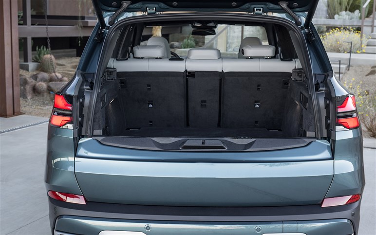 BMW新型「X5」は二刀流！ V8の「M60」とPHVの「M60e」、2つの“Mパフォーマンス”あなたはどちら派？