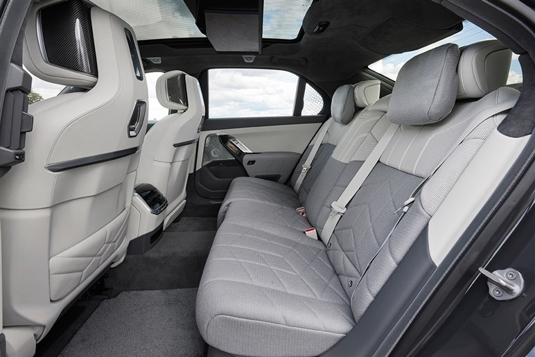 BMW新型「X5」は二刀流！ V8の「M60」とPHVの「M60e」、2つの“Mパフォーマンス”あなたはどちら派？