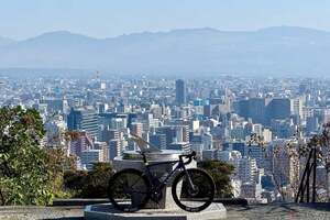 「熊本駅」から見える白い塔!?　駅ウラの激坂スイッチバック　山頂から望む圧巻の絶景とは！