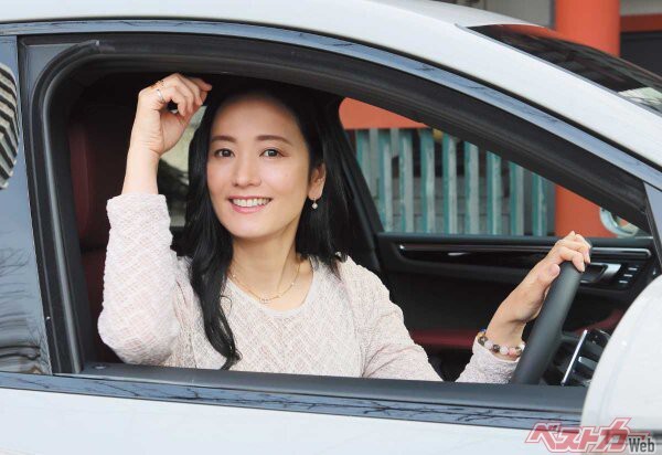 脊山麻理子さんが愛車マカンで激白！　免許取得は「非公認教習所」ってマジですか