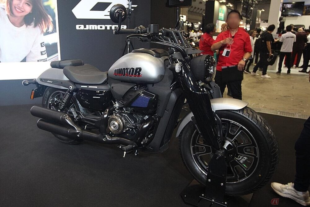 せっかくのクルーザーだし、もう少し余裕がほしいな…… そんなユーザーにピッタリ!? QJMOTORから400ccクラスの新規導入車「SRV400 VS」登場 価格は77万8000円