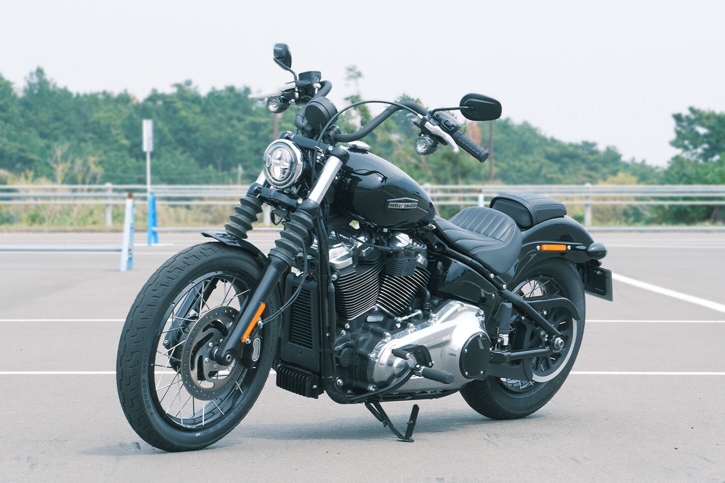 ハーレーの新型「ストリートボブ 117」は最高に楽しい正統派チョッパー！ 軽快さと重厚感を両立したクールな一台【試乗レビュー】