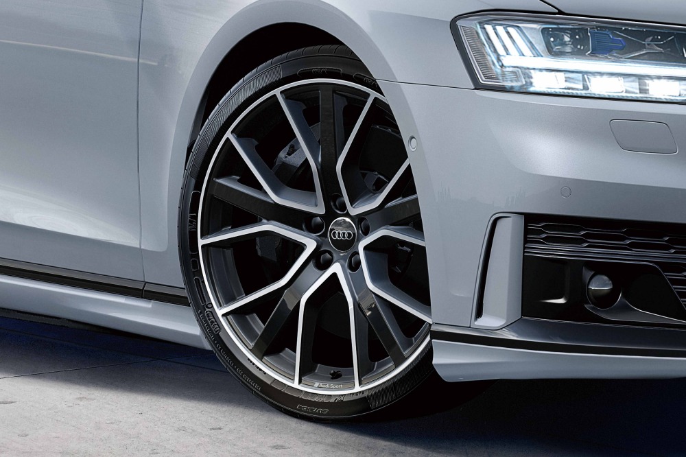 迫力の50台 アウディa8限定車 低いスタンス 黒のスタイリングパックで 差をつけろ Autocar Japan 自動車情報サイト 新車 中古車 Carview