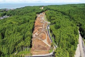 「日本海東北道」全通遠のく 「建設中の2区間」で開通時期繰り下げ 難航＆想定外の県境区間