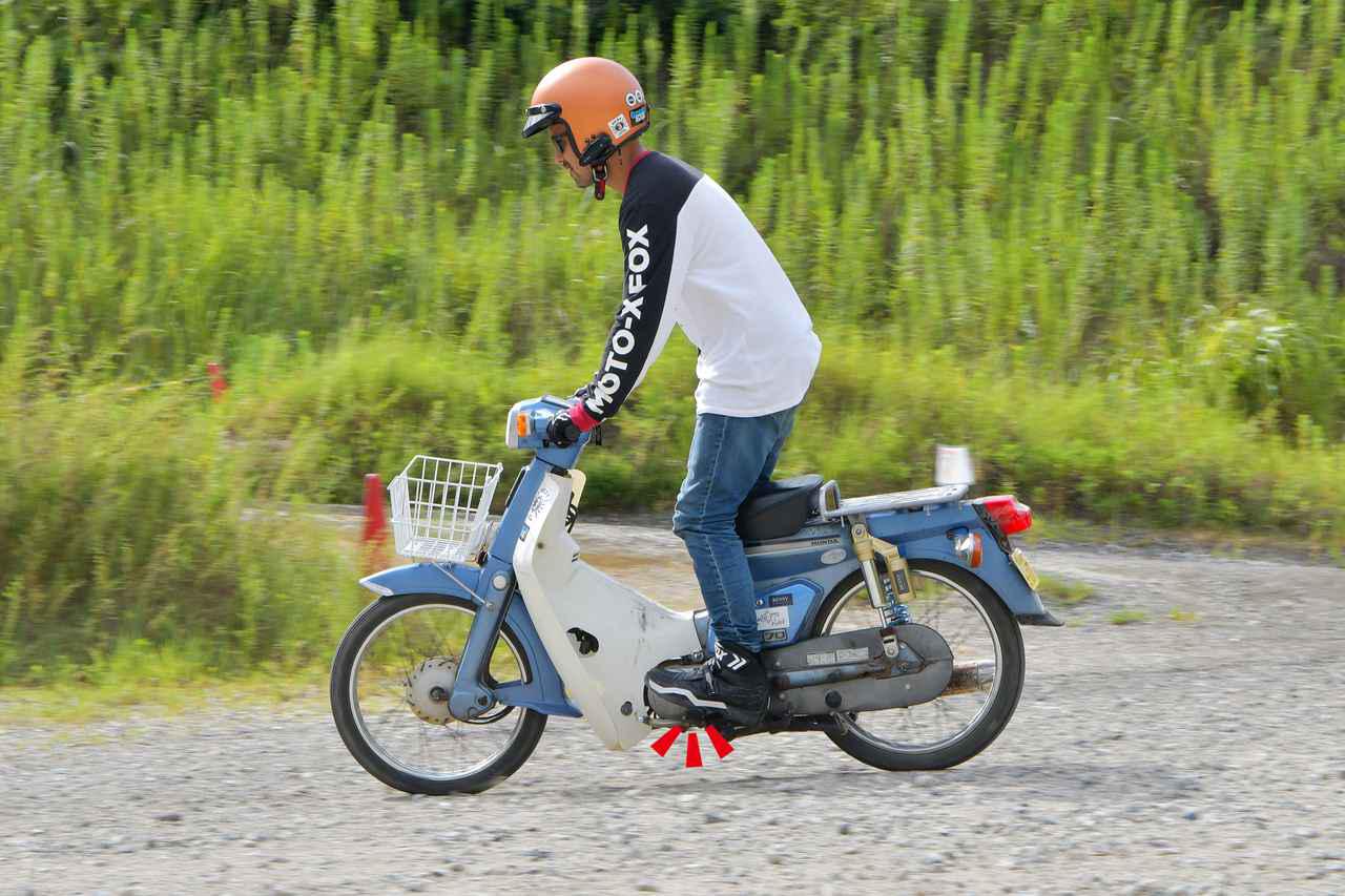 足裏感覚が超大事 国際a級ライダーにスーパーカブでオフロード走行するコツを教えてもらった ライテク オフロード後編 若林浩志のスーパー カブカブ ダイアリーズ Vol 34 Webオートバイ 自動車情報サイト 新車 中古車 Carview