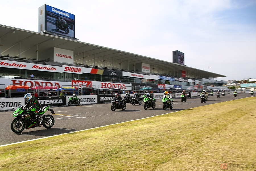 21年のワンメイクレース開催に向けたデモレース カワサキ Ninja Zx 25r が日本のモータースポーツを盛り上げる バイクのニュース 自動車情報サイト 新車 中古車 Carview