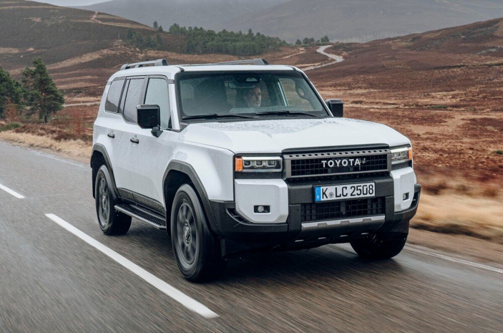 トヨタ新型『ランドクルーザー・ハイブリッド48V』英国導入　約1600万円から　モーターアシストで滑らかな加速実現