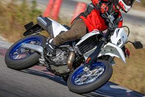 スズキ新型スーパーモト「DR-Z4SM」は本格派だけどフレンドリー!?　優れた操作性をとことん味わい尽くした!!