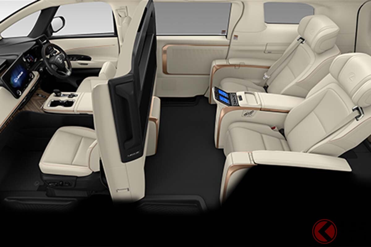 レクサス新「“4WD”ミニバン」発売！ めちゃ広ッ「豪華内装」＆巨大スクリーン装備！ 「快適装備」がもり沢山でサイコー！ “静粛性＆利便性アップ”の4人乗り仕様！ 「LM」最高級モデルとは？