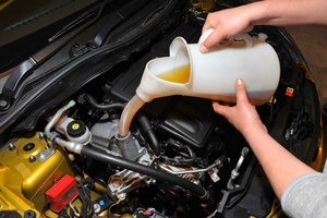 マフラーからの白煙はエンジン内部の摩耗が原因！最悪は廃車になってしまうことも