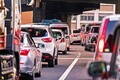 「すごい長い渋滞…どうすれば？」 すぐ出来る「緩和の方法」あった!? 緑の線や▲マーク、知ってると「得するコト」とは