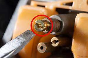 かつてエンジンの性能を決めるのは“老眼”じゃ見えないほどの「小さな穴」だった!? キャブレターに備えられた『メインジェット』とは？